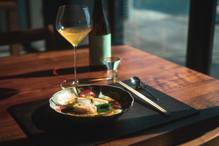 サワラの蒸焼きにあんをかけ、甘酸っぱい大和芋のピューレを添えた魚料理