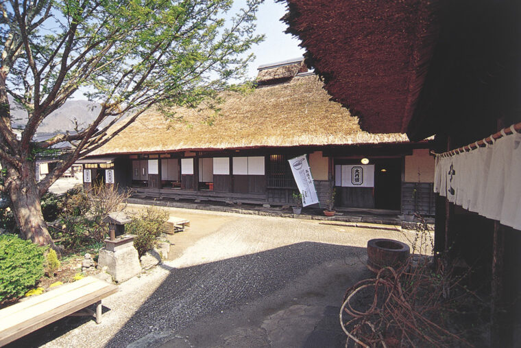 大内宿観光駐車場から4軒目に位置しています