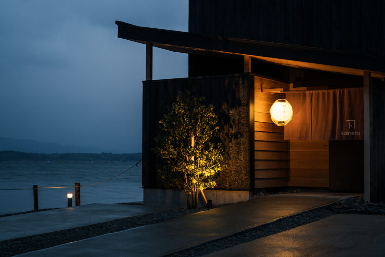 内装や外装には佐渡の竹や杉を使用。スタイリッシュな佇まいが印象的です