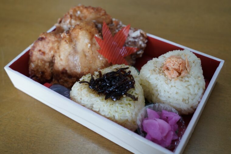 『香る村上茶飯おにぎり弁当』（800円）