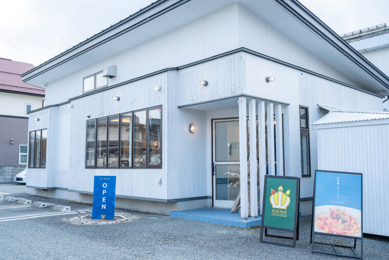 海と空をイメージさせる色彩が美しい外観
