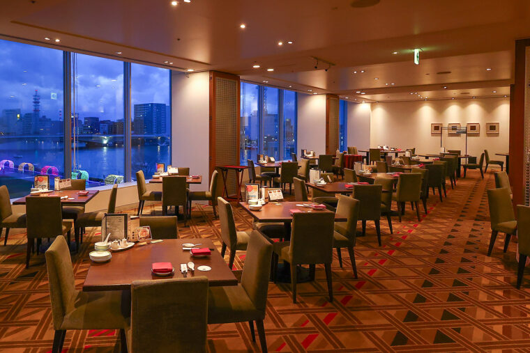 柳都大橋や萬代橋など、信濃川の景色を一望できるロケーション。プライベート感を大切にした個室もある