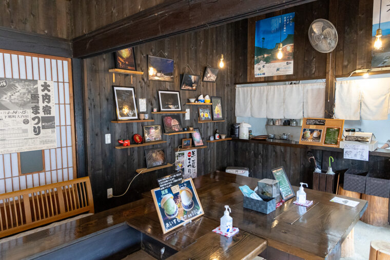 土間作りの店内。散策後の休憩に最適です