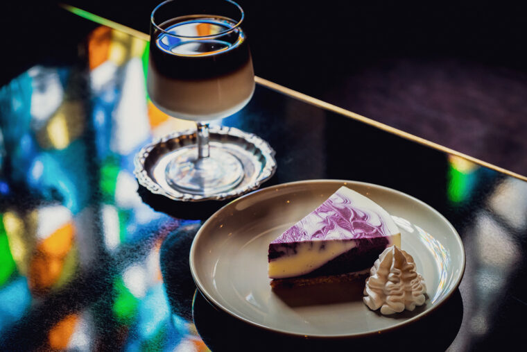 『ブルーベリーレアチーズケーキ』（手前・700円）と『オ・レ・グラッセ』（奥・750円）