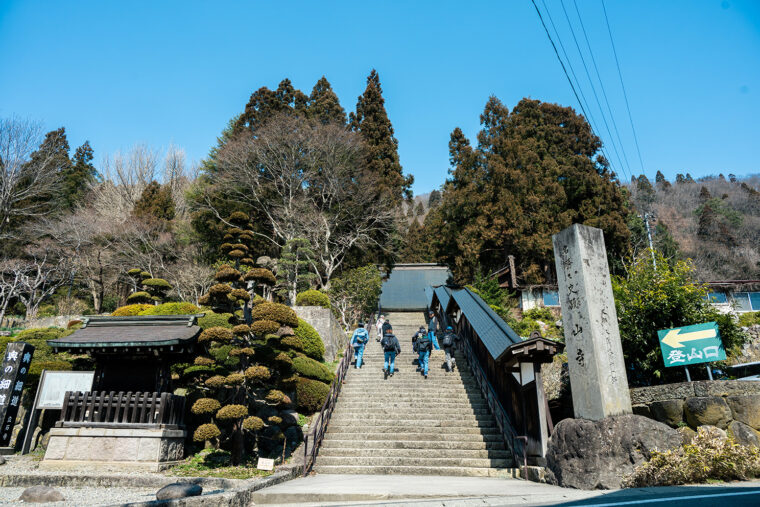 山寺は『おくのほそ道』で松尾芭蕉が句を詠んだ地として知られる、東北を代表する古刹
