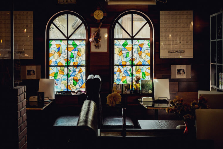 窓際の席は激戦区だが、譲り合いで成り立っているそう