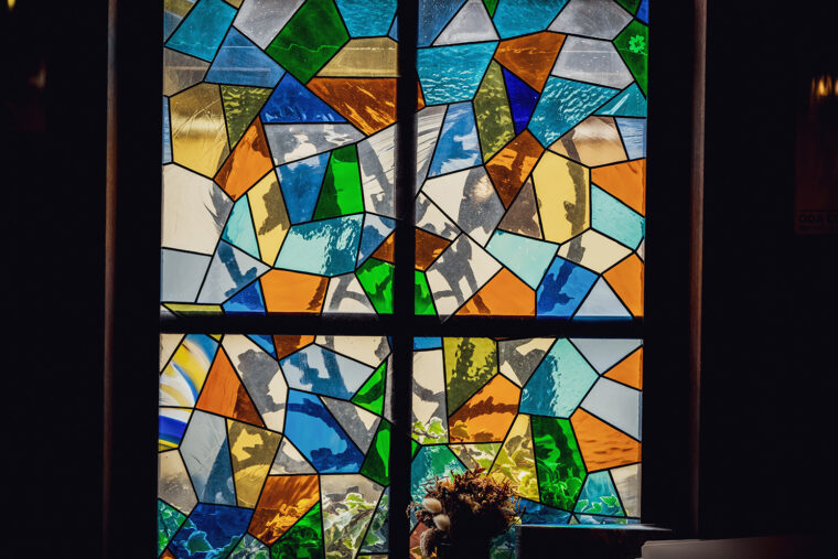 ステンドグラスが幻想的な窓脇の席が特等席。実は、「隠れ ○○」も潜んでいるので、詳細はご主人に尋ねてみて！