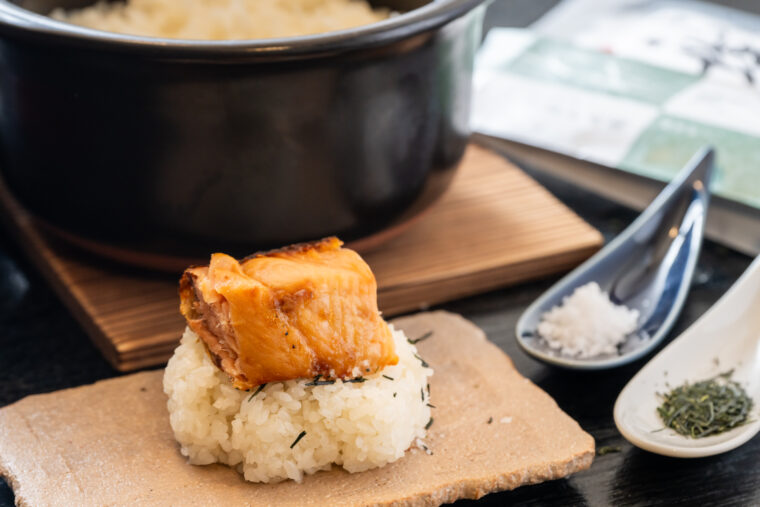 贅沢に塩引き鮭を乗せちゃおう！