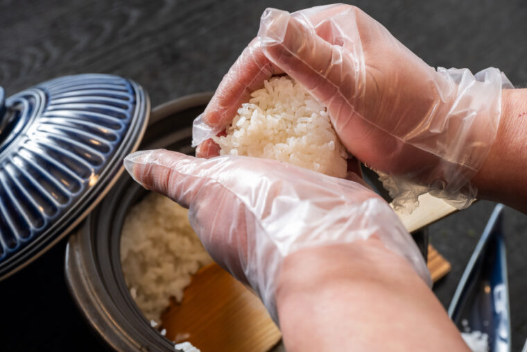 店主がお席で握りたてのおにぎりを提供