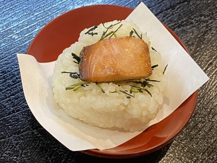 『共創おにぎり』（『紅コース』（11,000円）または『彩コース』（8,800円）の食事として提供）