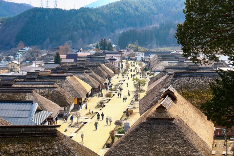 通りを進んだ先にある見晴台からまちなみを一望できます