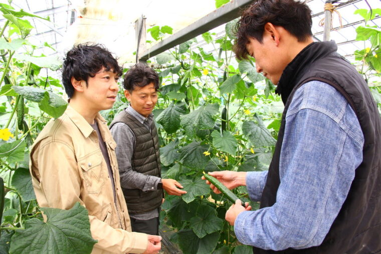 しろね野菜支部 代表の田辺稔和さん(写真中央）と副代表の坂井和光さん(写真左)。支部の強い団結力や仲の良さが伝わってきました