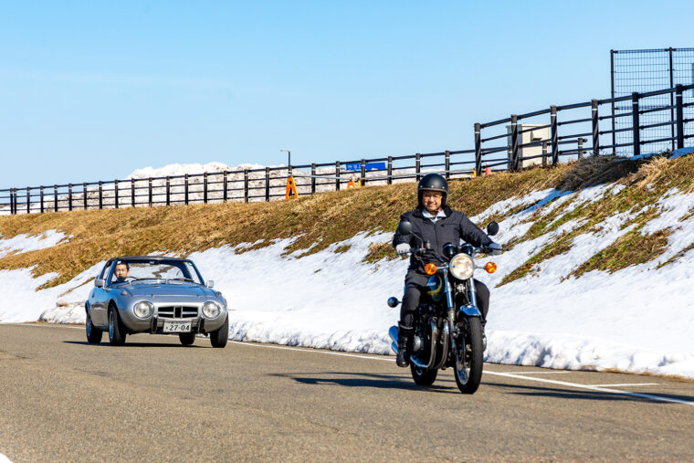 敷地内を走るのかと思っていたが、なんと公道をドライブ！　通り過ぎるほかの車からの視線を浴びながらも、興奮しすぎて優越感に浸る余裕もなし