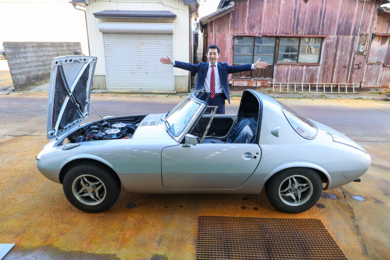 試乗できるのはホンダ『S800』、いすず『117クーペ』、トヨタ『スポーツ800』の車3台（すべてMT車） と、カワサキ『Z750D』のバイク1 台。この日ヤングさんは、迷いまくった あげくトヨタ『スポーツ800』を選択。試乗は施設入場者のオプションサービスのため、試乗体験料金のほか収蔵室入場料が必要