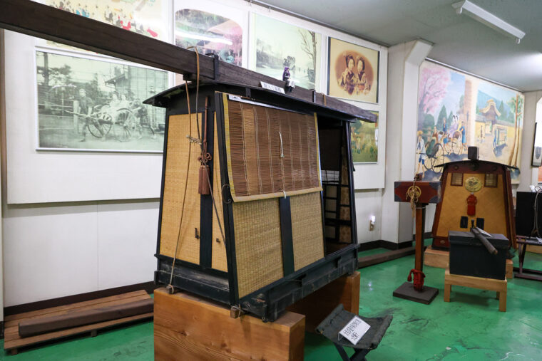 こちらは昭和どころか江戸時代の駕籠（かご）！