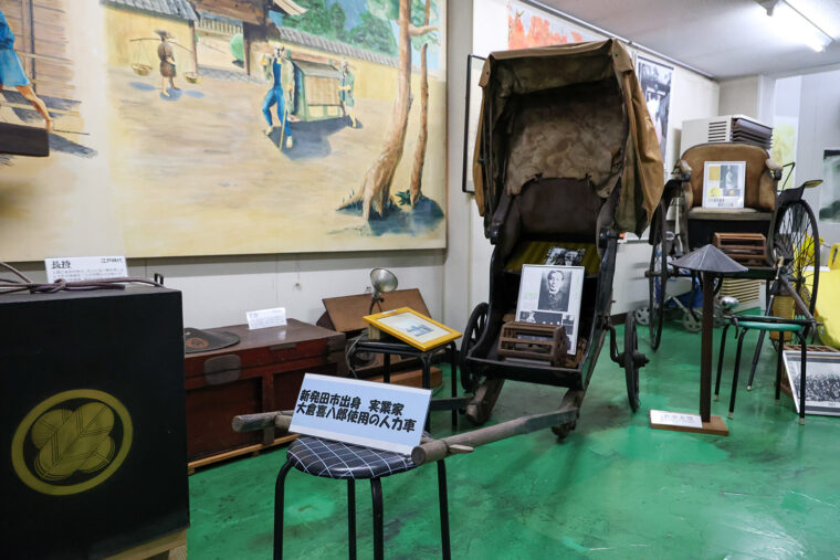 大正や明治時代の古物もたくさん。新発田市出身の実業家・大倉喜八郎が使用した人力車を発見！