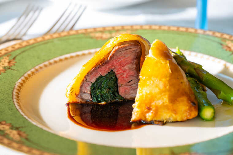 『佐渡牛のパイ包み焼き』。ソースには自家製の手前醤油を使用しています