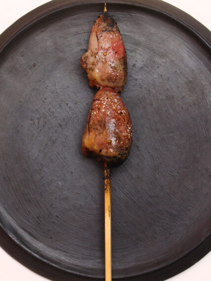 『鶏ハツ』（200円）。定番から限定メニューまで、さまざまな串を楽しませてくれる