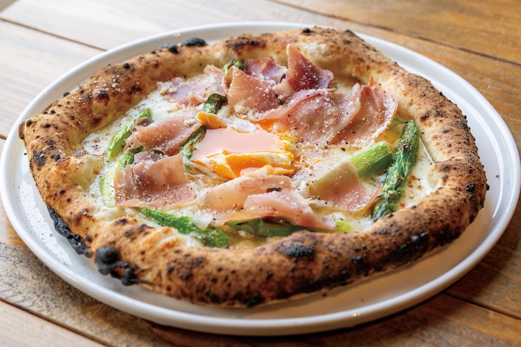 提供店：Pizzeria Locale『アスパラのビスマルク』（1,870円）