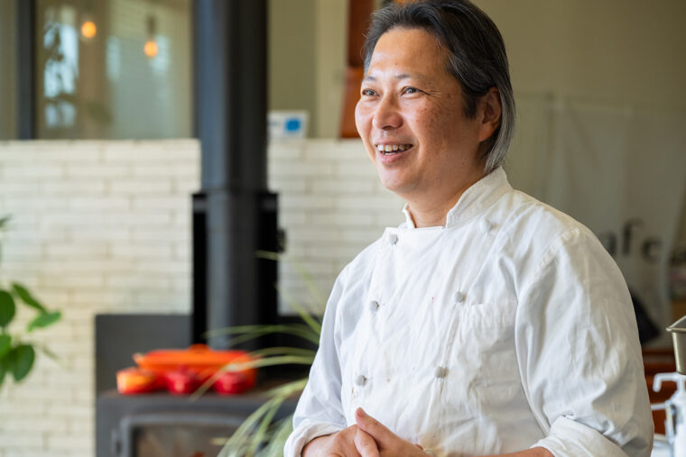 山や海に出かけ、ハーブも自ら育てるシェフの尾﨑さん