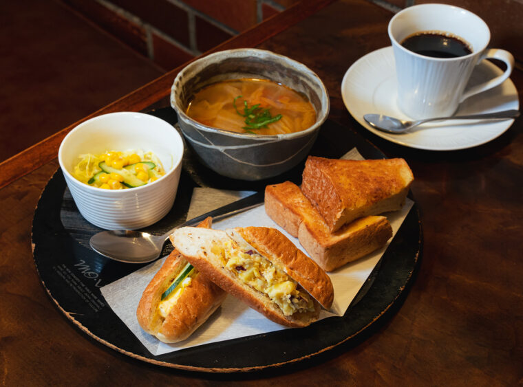 『スー プと全粒粉パンサンドのセット』（1,300円）。パン、スープ、 サラダ、ドリンクのお得なセット！