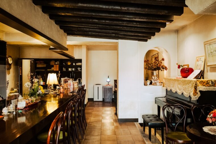 漆喰の壁に太い梁。洗練された空間はどこか異国情緒が漂います。ビンテージカップでたしなむ一杯は、心まで上品になれちゃう