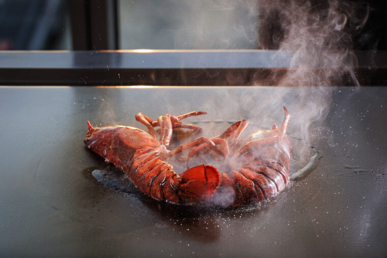 オマールエビは店内の生簀より。肉も海鮮も、ダイナミックに調理していく