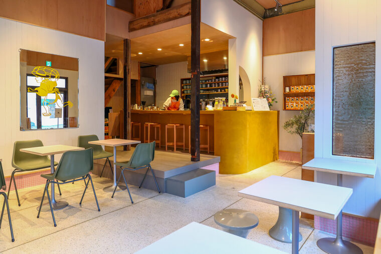 米草堂 店内。ところどころに理容室の面影が残る