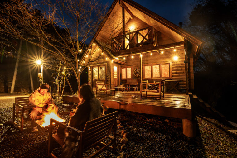 夜空の下でゆらめく炎を囲み談笑する時間は、誰にも邪魔されない