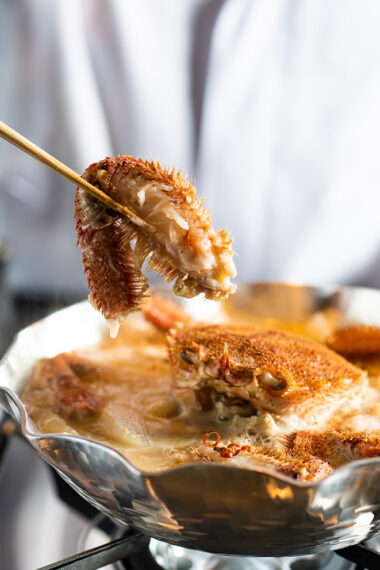 毛ガニのうまみが白味噌の上品な風味とマッチした季節限定鍋