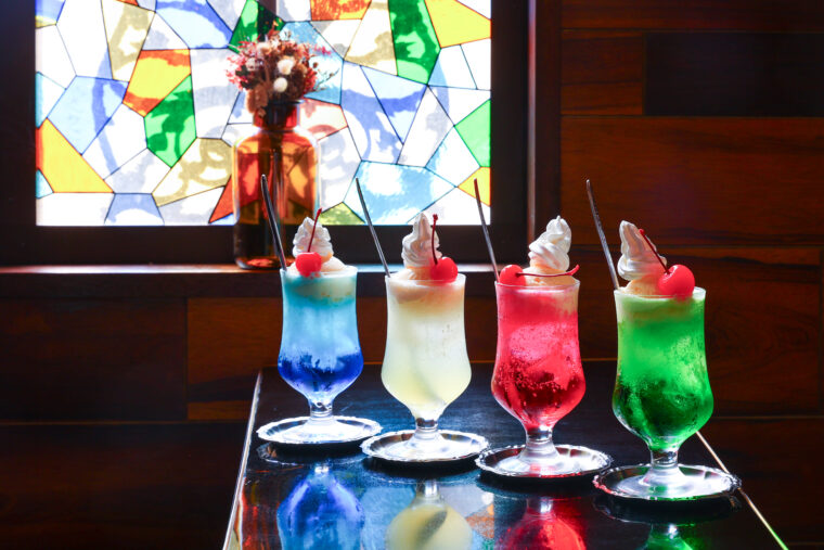 『クリームソーダ』。左からブルーハワイ、レモン、ストロベリー、メロンの4色。各750円
