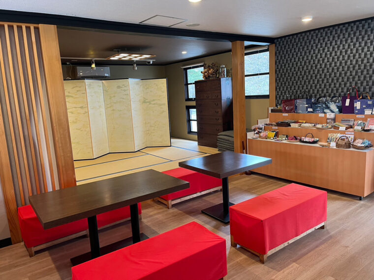 店内で過ごすもよし、テイクアウト して屋外散策を楽しむもよし