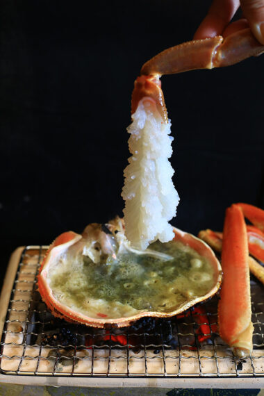 プリップリの活カニ刺身を濃厚なカニ味噌に絡めて味わう贅沢