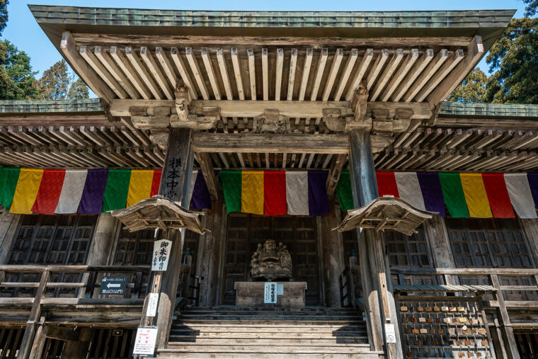 「不滅の法灯」が千年以上ともり続く山寺（立石寺）の本堂