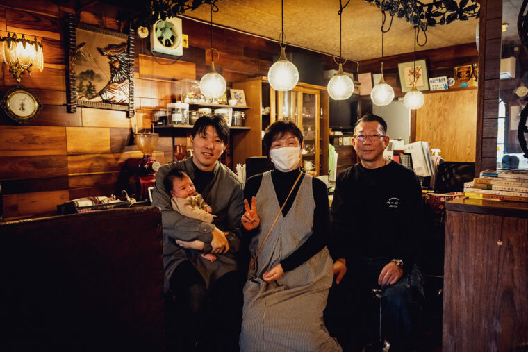 右から秀俊さん、弘子さん、息子の秀明さん、そして今年生まれた孫の秀翔くん