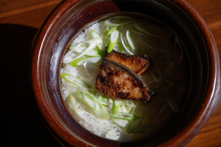 ワラサの照焼きをのせた、土鍋の炊き込みご飯