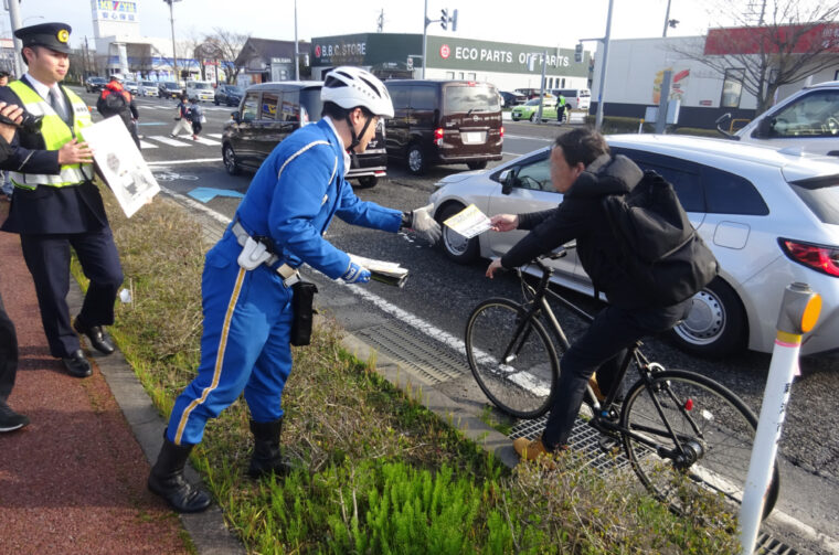 交通反則通告制度（青切符）啓発活動の様子