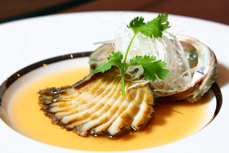 磯の香りを閉じ込めた『蝦夷鮑の煮込み』