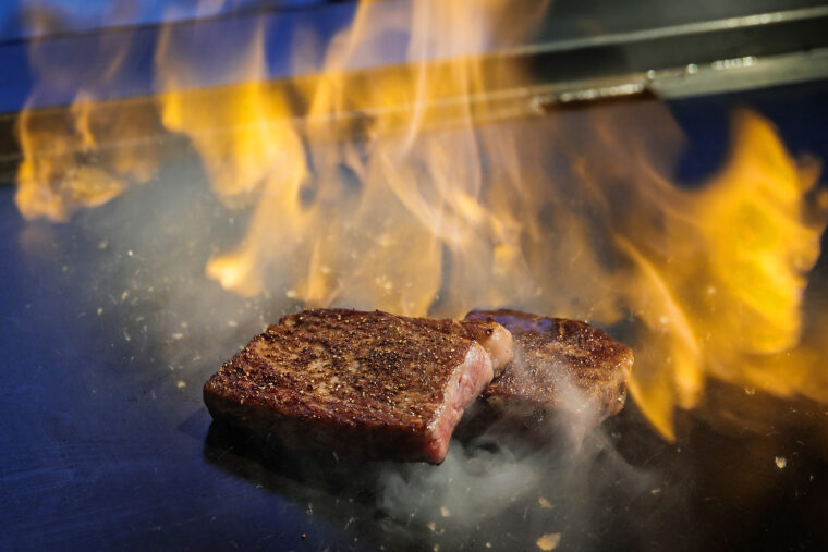 新潟県内の指定牧場の特選和牛を目の前の鉄板で