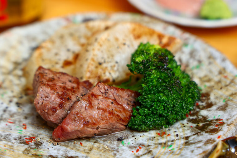 焼き野菜を添えた『和牛ひとくち焼き』。自家製のかんずり醤油が合う！