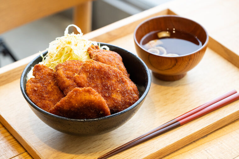 『とりカツめし』（880 円）