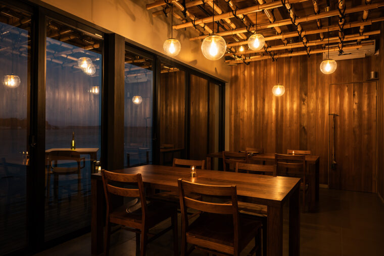 暖色系の明かりでやさしく包まれる店内