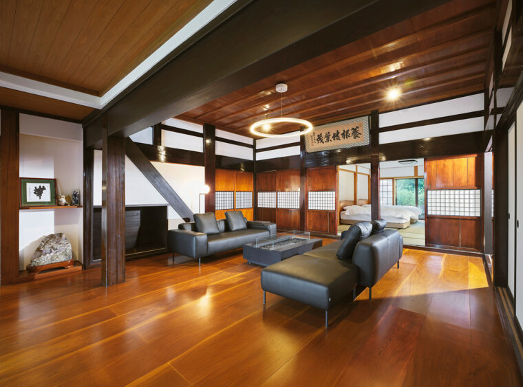 バイオエタノール暖炉とソファセットを常設したリビングルーム