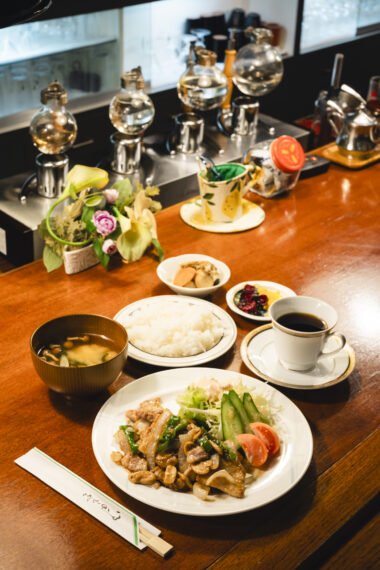 食事メニューも充実し、平日限定の日替わりランチも好評。写真は豚ロースのショウガ焼きが主役の『Aランチ』