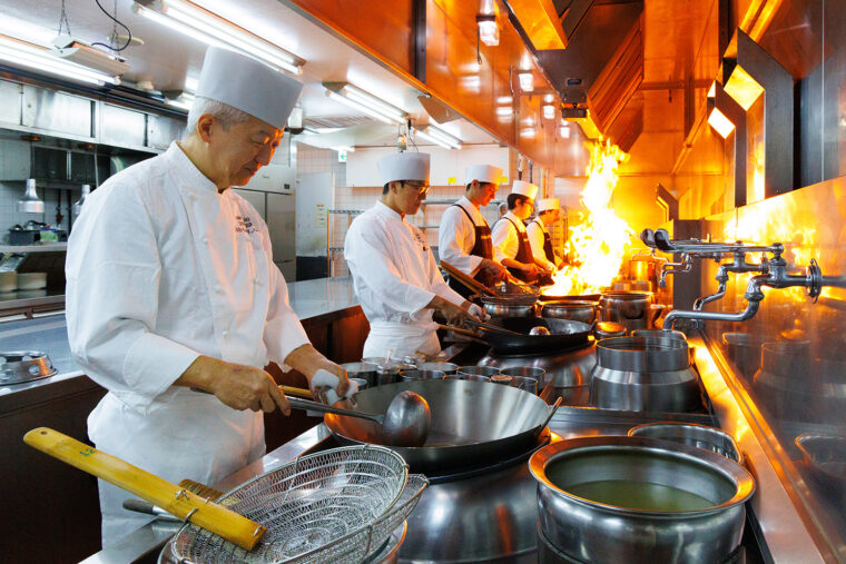 中野好夫料理長（写真手前）のもとで技術を磨きたいと集まった料理人も多い