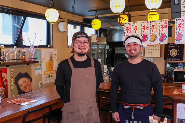 スタッフ・宮本隆裕さん（右）いわく、調理経験が豊富な店長・稲葉龍太さん（左）が作る料理は絶品で、なかでも中華がイチオシ
