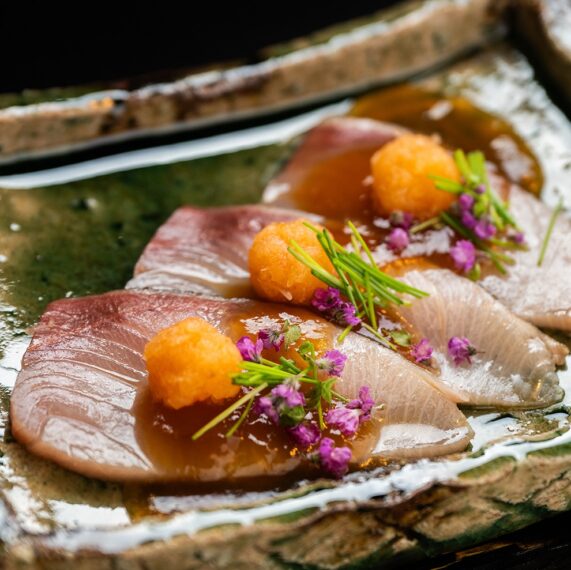 『寒鰤炭焼き霜造り』