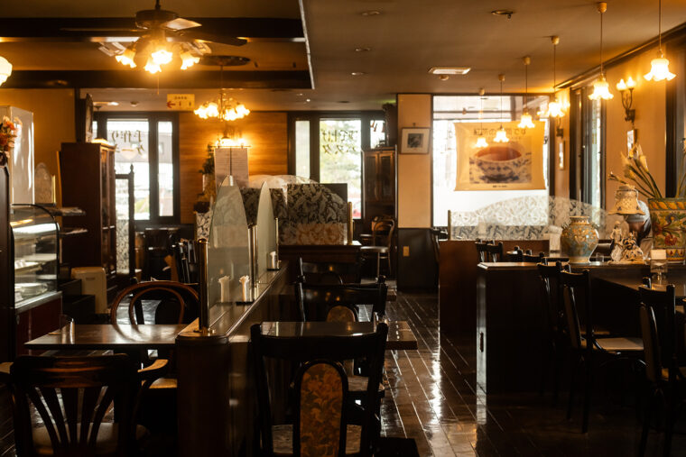 アンティーク雑貨が飾られたクラシカルな店内