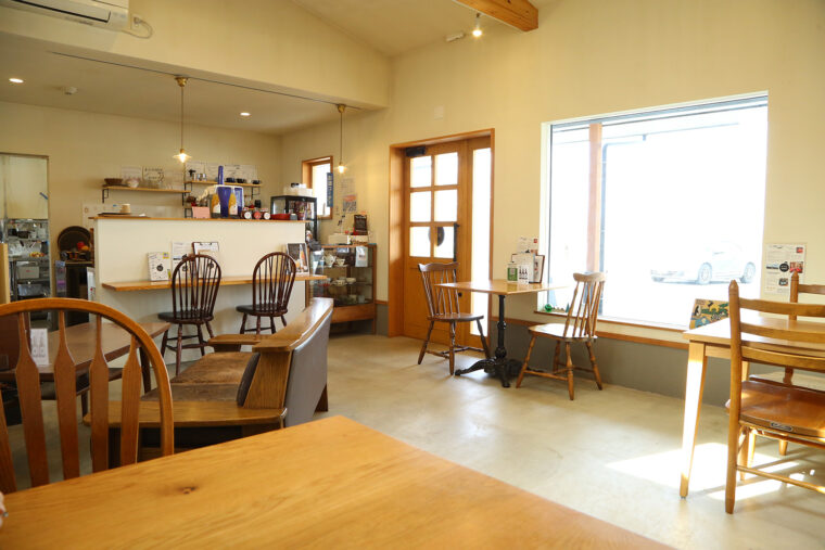 薪ストーブが置かれた店内は落ち着いた雰囲気