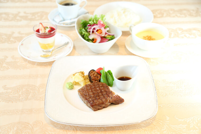 『米沢牛オーダーカットステーキ』（5,500円～）。写真はサーロインで130グラム8,300円